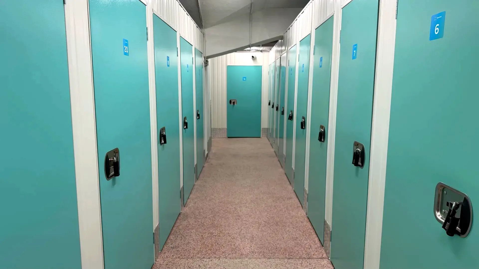 Zadní chodba se skladovacími boxy Spacebox Doubravka
