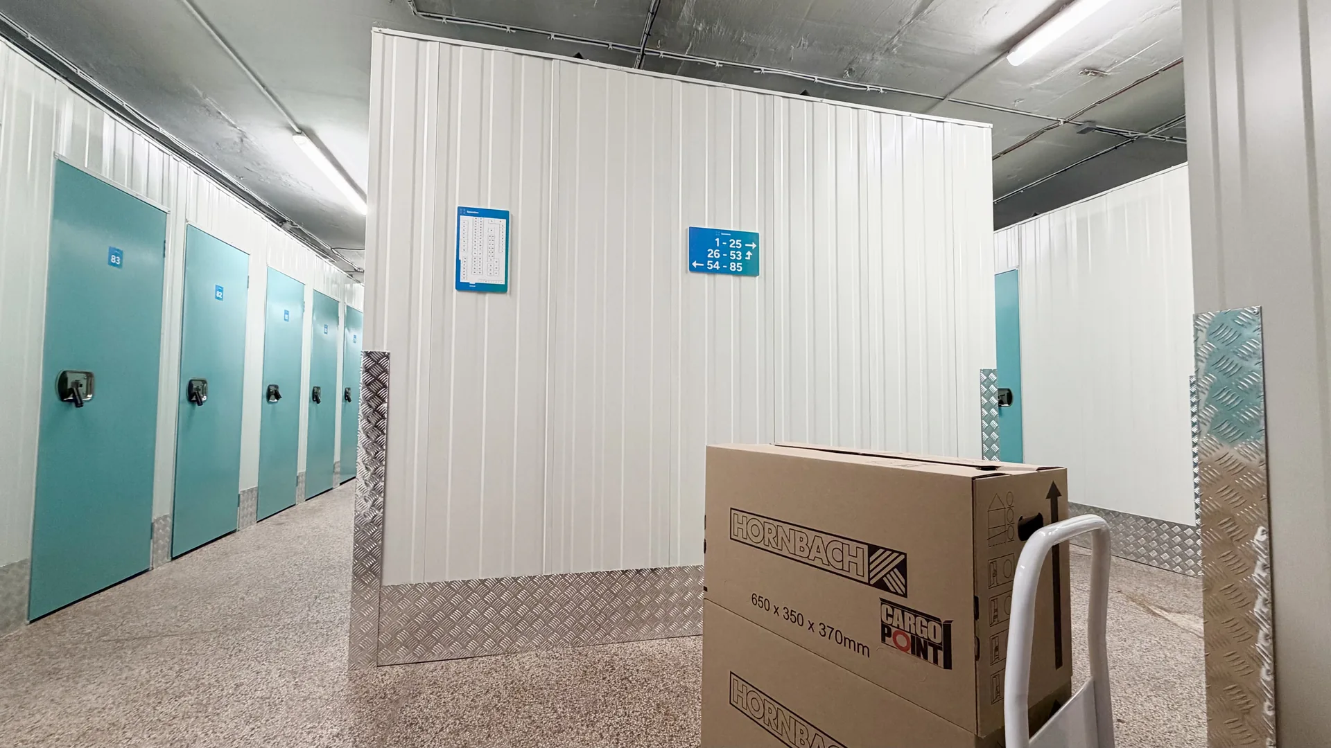 Pohled od vstupních dveří do chodby se skladovacími boxy Spacebox Doubravka