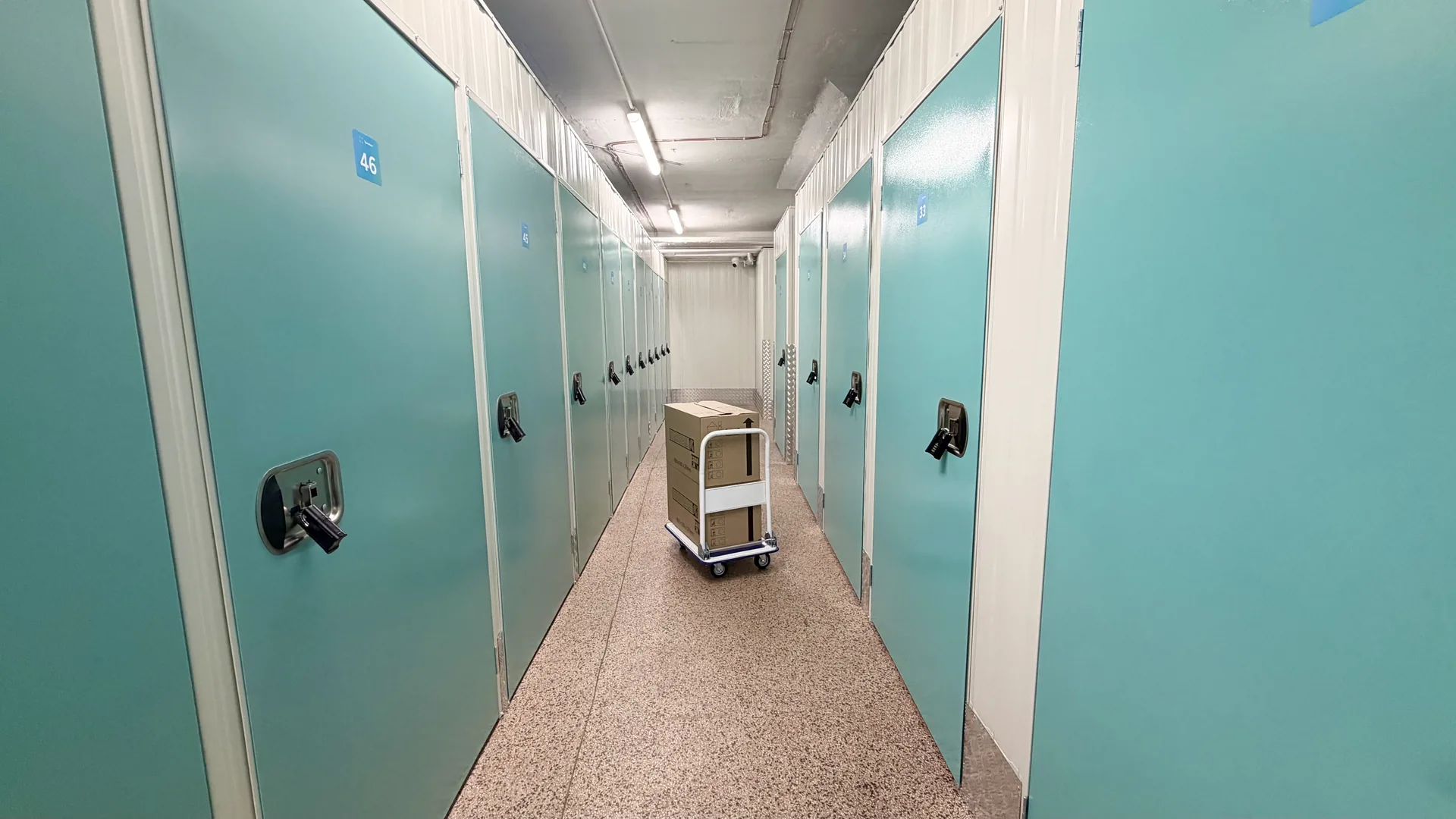 Přepravní vozík s krabicemi v chodbě skladovacích boxů Spacebox Doubravka