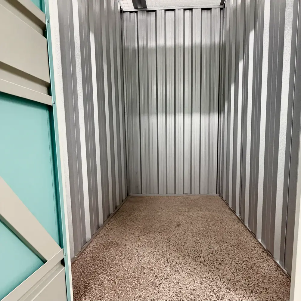 Prázdný skladovací box Spacebox s otevřenými dveřmi