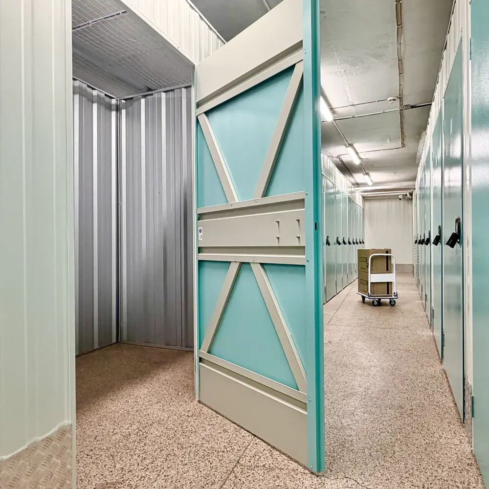 Chodba se skladovacími boxy Spacebox, Plzeň Doubravka