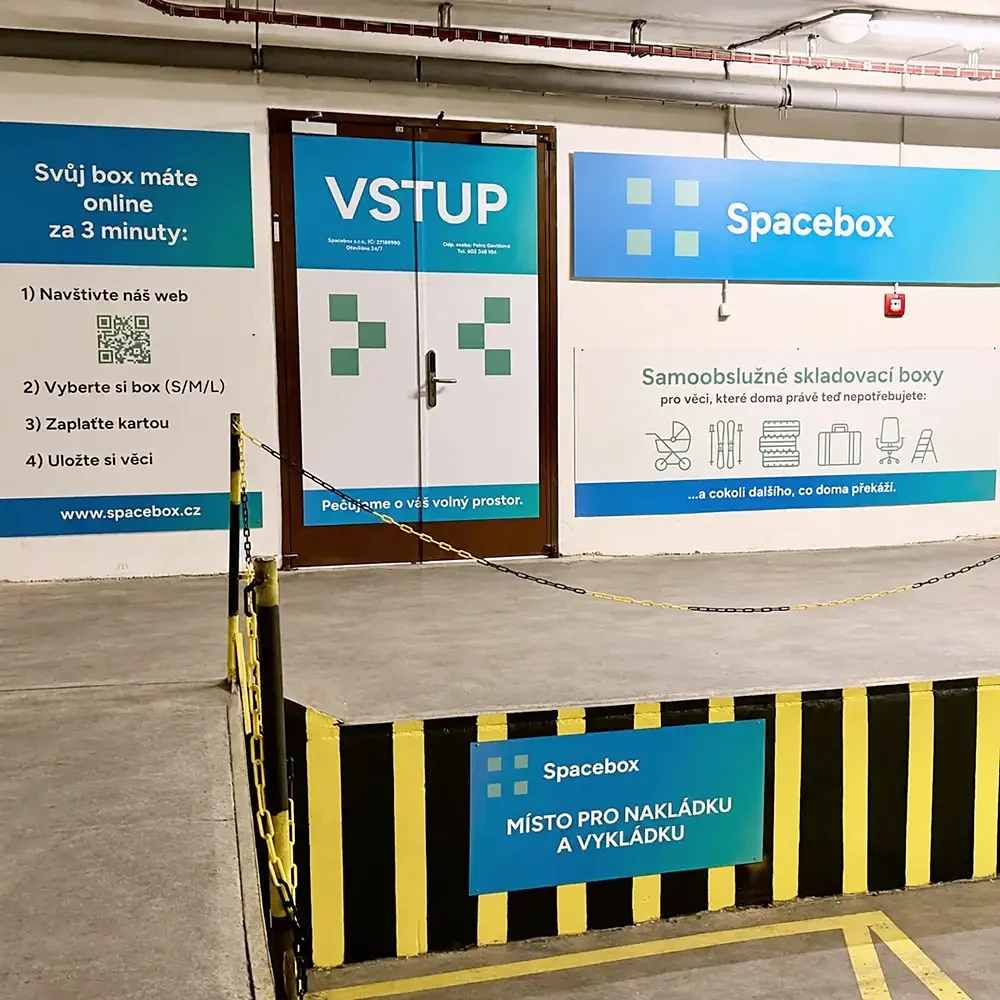 Vchod ke skladovacím boxům z parkoviště OD Centrum Doubravka